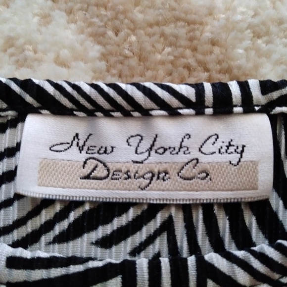 Expandable Black & White Swirl Design Top - Picture 2 of 8